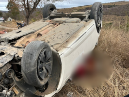 Mulher morre e duas pessoas ficam feridas após carro da prefeitura de Jequitinhonha capotar na BR-116 em Ponto dos Volantes