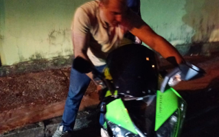 Assessor de prefeitura embriagado com moto de luxo é preso suspeito de atropelar idosa; vídeo mostra homem cambaleando