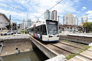 Motociclista cai em canal e é encontrado em parada cardiorrespiratória em Santos