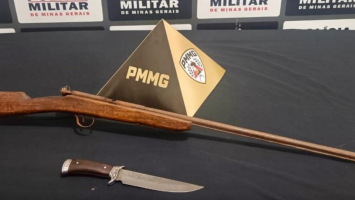 Filho é preso após ameaçar e tentar expulsar a mãe de 73 anos de casa em MG