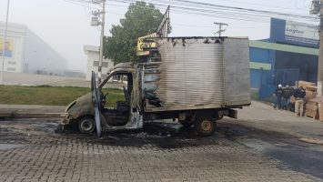 Caminhão baú pega fogo na Via Dutra, em Resende