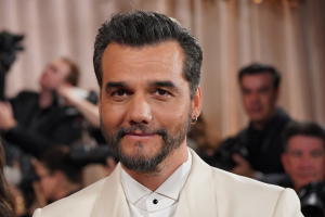 Wagner Moura posa no tapete vermelho do Globo de Ouro; veja FOTOS
