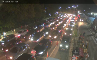 Fila para travessia de balsa entre Ilhabela e São Sebastião chega a duas horas de espera