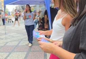 Ato em defesa das mulheres mobiliza população em Campos 