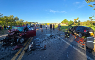Jovem e adolescente morrem após carros baterem de frente na BR-020